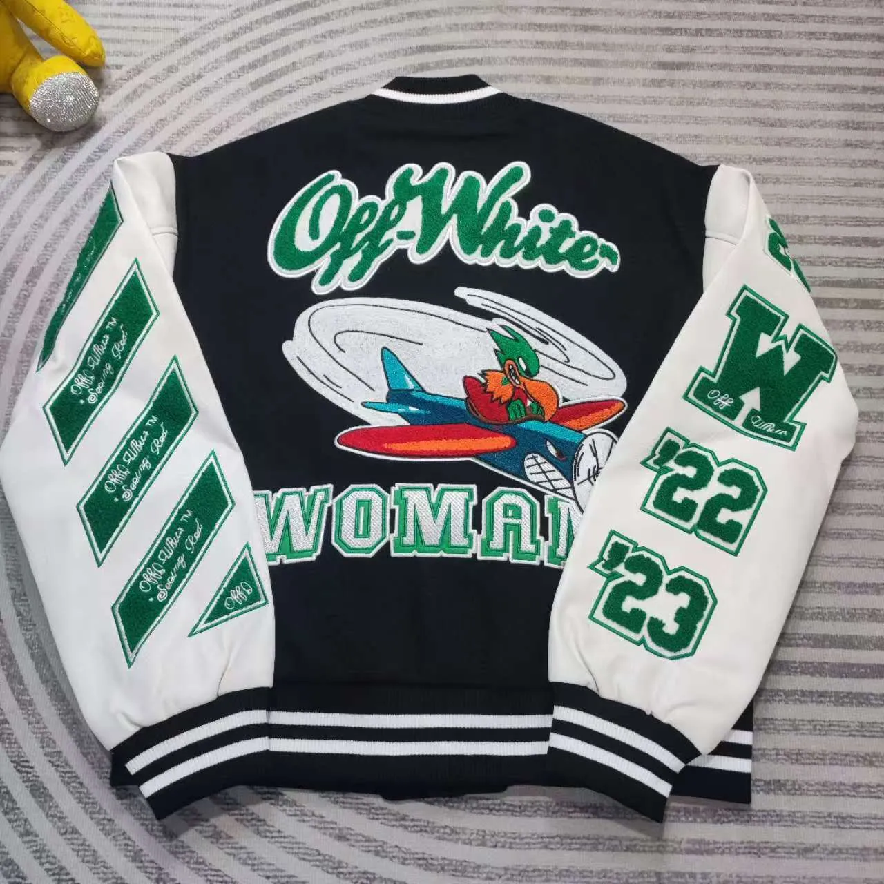 Top tested version off white heavy industry embroidery patchwork leather high temperature hot crystal diamond baseball uniform male and female couple star same style (⚠ original button mold customization, patch embroidery color matching) original packaging original label 🔍 full set of accessories customized packaging elevators are purchased from the original factory all series of hardware mold customization one-to-one restoration of fabric color components The fabric is made of 65% wool, 15% natural silk, 10% spandex and 10% velvet, mixed and custom-woven. The total weight is more than 900 grams! And the most important thing is its color fastness, it will never fade! -The embroidery uses an imported towel embroidery machine. Each pattern is first embroidered on the fabric, and then engraved with an infrared laser, and then fixed with a sewing machine. The whole garment is labeled in many places, one is flat embroidered, and the large pattern on the back is directly embroidered on it. This dress has 4 different embroidery techniques⚠ -The sleeves are all made of two-layer pebbled fabric, which is processed, shaped, colored, washed, and the texture retains the original grain structure! Thick, plump and round! -The processing technology is extremely complex, the pieces are neatly spliced ​​and aligned, and the entire garment has precise wiring density. Gender-neutral style. Loose version. Self-conscious quality control. Details determine success or failure. Size: S M L XL P: 680